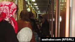 Ýolagçylar otlynyň geçelgesinde barýarlar