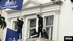 مهاجمان در بالکن سفارت ایران در لندن