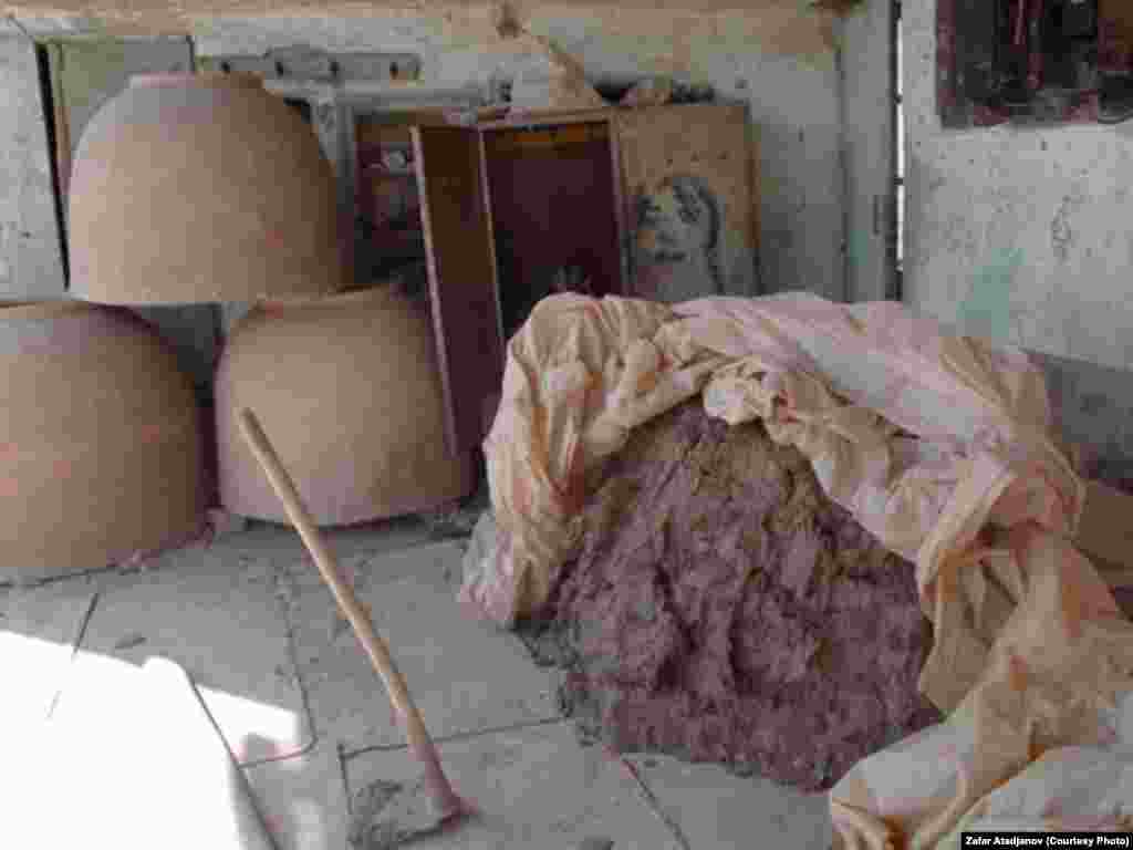 Разложенная таким образом глина сохнет в течение 12 часов, после этого ее вставляют в форме круга - это первый этаж печи