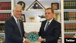 Советник президента США по национальной безопасности Роберт О'Брайен (слева) и министр иностранных дел Азербайджана Джейхун Байрамов 