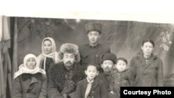 Прадед Шаймердена с материнской стороны Бөкөнчү уулу Сулайман (третий слева) со своей семьей. Они бежали в Китай из села Чырак Джеты-Огузского района.