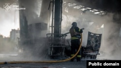 Un pompier intervină pentru a stinge un incendiu provocat de un atac rusesc. Imagine de pe 15 august. 