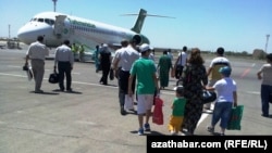 Türkmenler gazanç gözleginde beýleki goňşy döwletlere, şol sanda Gazagystana, Özbegistana we Azerbaýjana geçip başladylar.