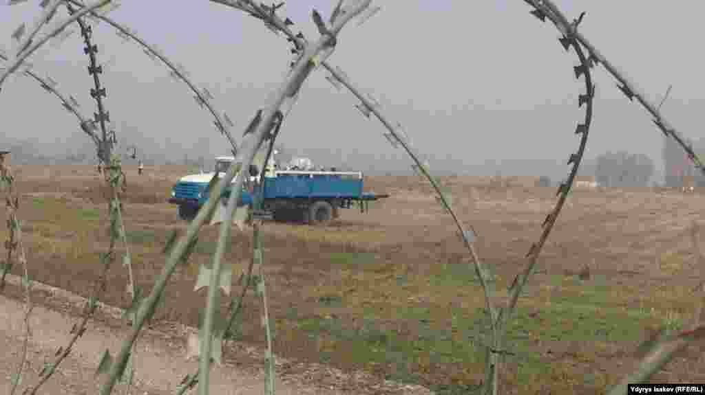 Кырсыкка кабылган Красноярск-Ош каттамындагы учактын жүргүнчүсү "Азаттыкка" билдиргендей, жүктөрдүн баары ээлерине 23-ноябрь күнү берилерин аэропорттон билдиришкен. Жүргүнчүлөрдүн жүктөрүн ташып бараткан машина.