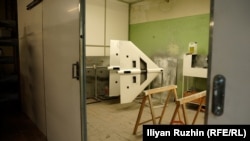 Дронове са наредени в помещението за боядисване на корпусите.