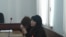 Жибек Мусинова, жертва предполагаемого группового изнасилования, и ее адвокат Айман Умарова в суде. Город Есик, Алматинская область, 28 ноября 2016 года.