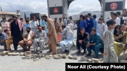 خلکو په واڼه کې د پوځي کیمپ مخې ته پرلت وهلی دی - د اګست ۲۲مې انځور.