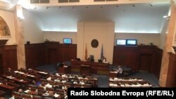 Raspisivanje referenduma nisu podržali poslanici najveće makedonske opozicione partije VMRO-DPMNE i Alijanse za Albance Zijadina Sele