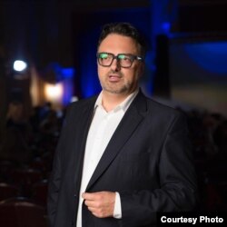 Aleksandar Trifunoviq, Redaktori i portalit Buka.