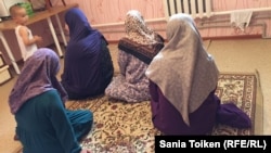 Күйеулері терроризмге қатысты айыппен сотталған әйелдер тұратын жерлерінде Азаттық тілшісімен кездесіп отыр. Маңғыстау облысы Мұнайлы ауданы Маңғыстау ауылы, 10 шілде 2017 жыл.  