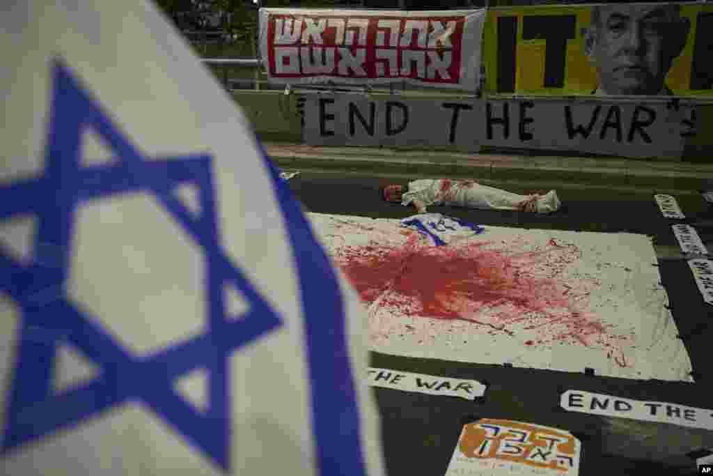 Njëkohësisht, në Izrael u mbajtën demonstrata kundër qeverisë së kryeministrit Benjamin Netanyahu në Tel Aviv. Një performancë gjatë protestës më 23 gusht 2025.