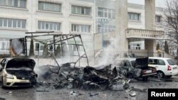 ბელგოროდის ოლქის გუბერნატორის თანახმად, ეს ფოტო ასახავს უკრაინიდან ქალაქ ბელგოროდზე განხორციელებული სარაკეტო შეტევის შედეგად დამწვარ ავტომობილებს.