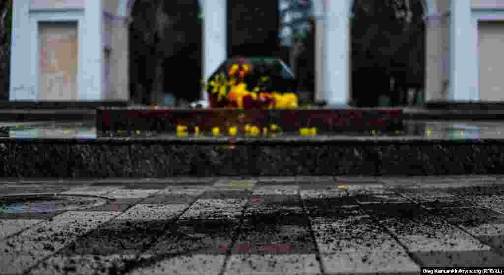 Горщик з квітами розбили, а землю розкидали поруч з пам'ятником