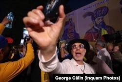 Susținători ai lui George Simion după afișarea primelor estimări ale votului.