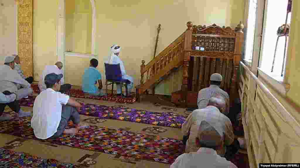 Внутри мечети "Насирдин-Ата"