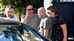 Приведување на специјалната обвинителка Катица Јанева од нејзината куќа во скопската населба Козле. 