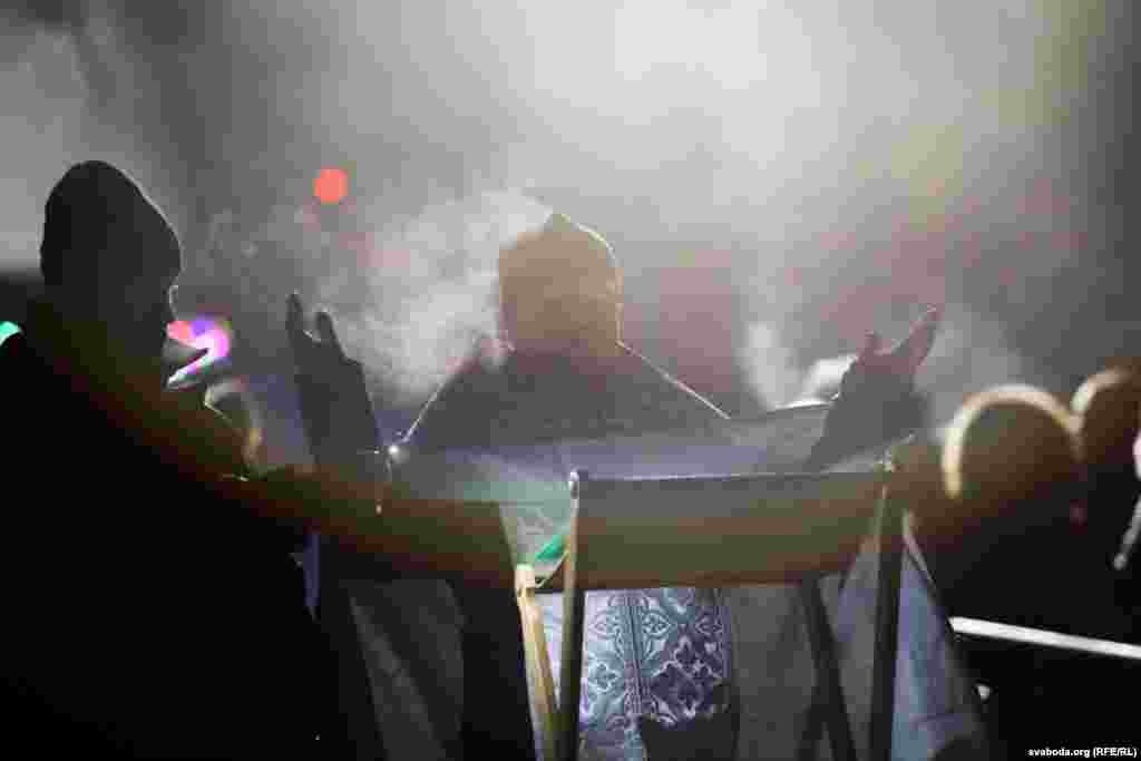 Священник освячує воду в Мінську, Білорусь