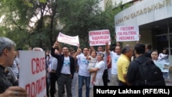 Сторонники Серикжана Билаша у здания суда в день вынесения приговора. Алматы, 16 августа 2019 года.