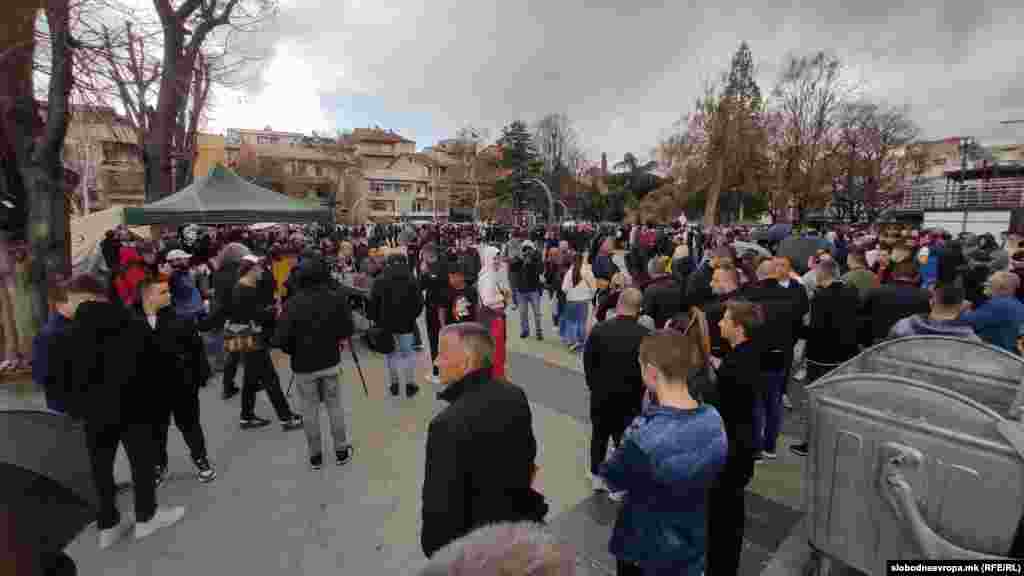 Hiljade ljudi okupilo se u centru Kočana kako bi odali počast 59 mladih ljudi koji su poginuli u požaru u diskoteci u nedjelju, 16. marta 2025. godine.