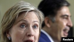 ჰილარი კლინტონი და მიხეილ სააკაშვილი თბილისში გამართულ ერთობლივ პრესკონფერენციაზე, 2010 წლის 5 ივლისი