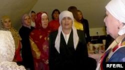 Вафирәне искә алганда "Туган тел"не дә җырларга онытмадылар.