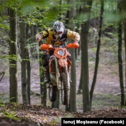 Ionuţ Moşteanu a participat în trecut la competiţii de motociclism de tip enduro.