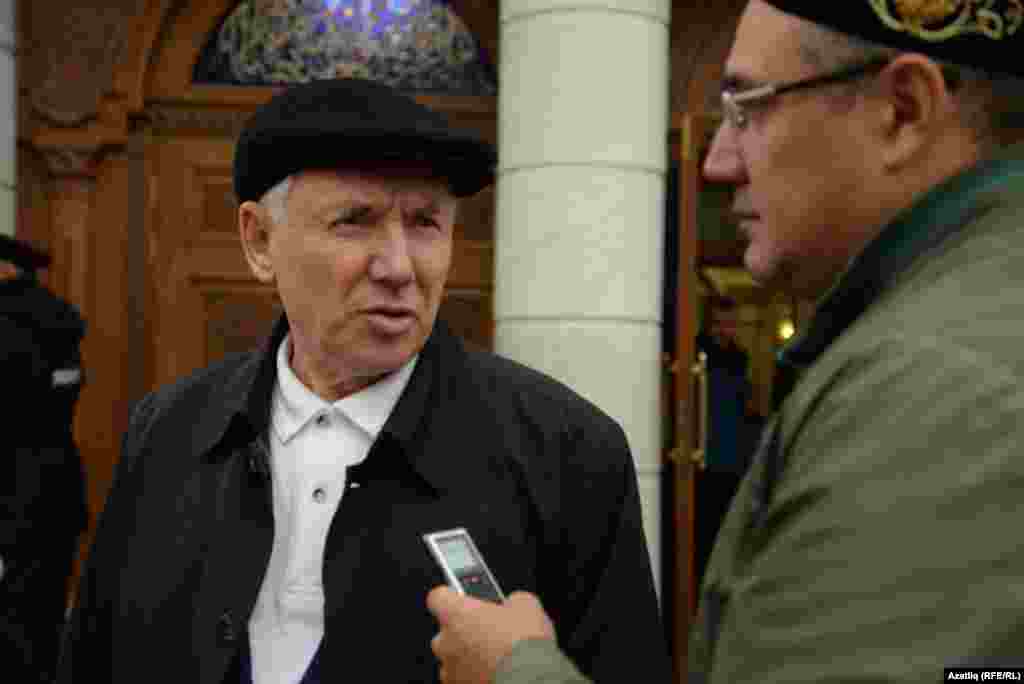 Дөнья татар конгрессы рәисе Ринат Закиров әңгәмә бирә