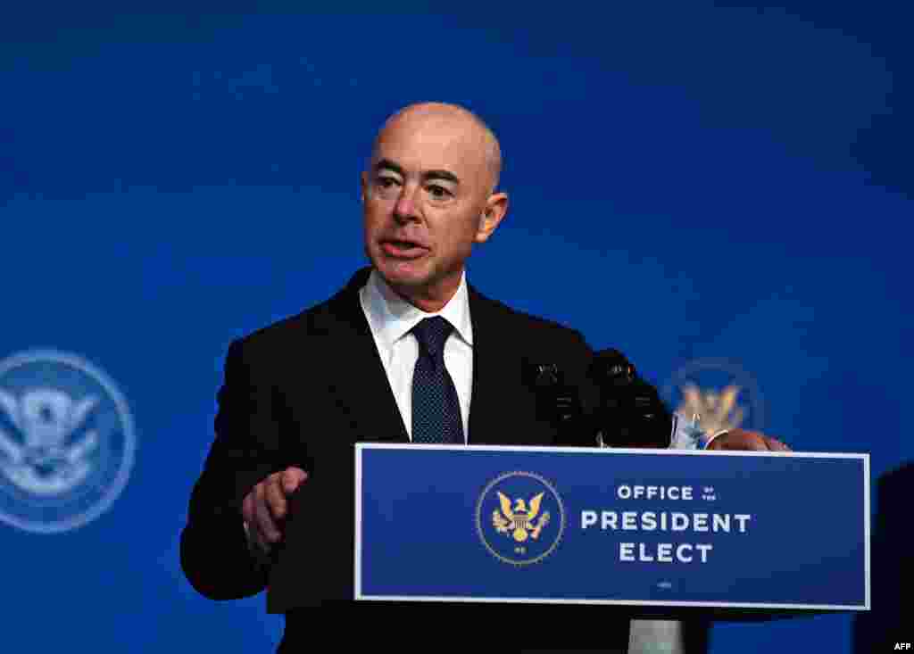 Secretar pentru Securitate Internă &ndash; Alejandro Mayorkas Sfătuiește președintele cu privire la problemele de securitate din Statele Unite. Responsabil de imigrație și probleme legate de frontieră; Garda de Coastă; Agenția Federală pentru Managementul Urgențelor; antiterorism; securitatea aviației și securitatea cibernetică. Alejandro Mayorkas a fost secretar adjunct al Departamentului pentru Securitate Internă în timpul celui de-al doilea mandat al lui Obama. Anterior, el a fost directorul serviciilor de cetățenie și imigrare din SUA din 2009 până în 2013. Dacă va fi confirmat, Mayorkas ar fi primul imigrant și primul latino-american care va ocupa această funcție. Mayorkas are chiar origini românești - mama acestuia s-a refugiat în Cuba în anii '40, în timpul Holocaustului din România.