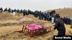 Маросими дафни Қобилҷон Алиев. Акс аз "Азия-Плюс"