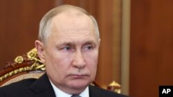 რატომ არ უპირისპირდება პუტინს მისი გარემოცვა უკრაინაში შეჭრის გამო? შეიძლება იმიტომ, რომ მას შეთქმულებები გაპრეზიდენტების დღიდან ელანდება