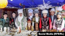 Комузчу өнөрлөш адамдар менен