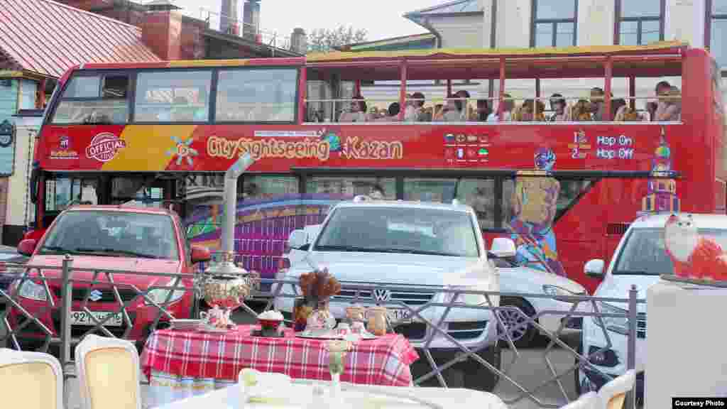 "Татар утары" комплексы каршында үткән "Тәмле" фестиваленә туристлар автобуслар белән килеп-китеп торды