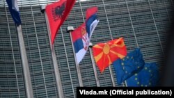 Flamujt e disa prej vendeve të Ballkanit Perëndimor krahas flamurit të Bashkimit Evropian.