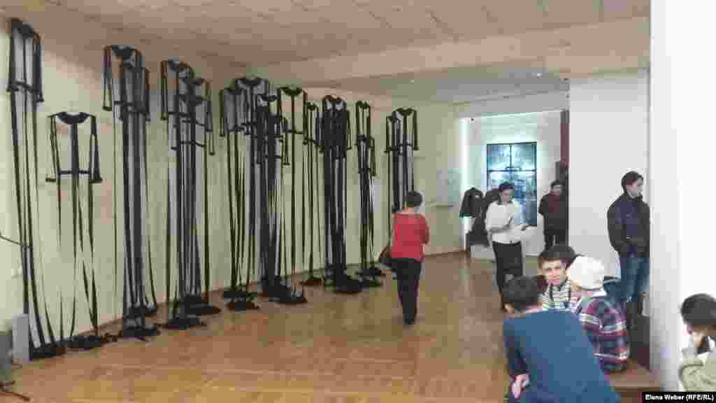 "АЛЖИР" инсталляциясы Қарлаг құрамындағы &laquo;Отанын сатқандардың әйелдеріне арналған Ақмола лагерінде&raquo; (АЛЖИР) азап шеккен 18 мың тұтқын әйелге арналған.&nbsp;