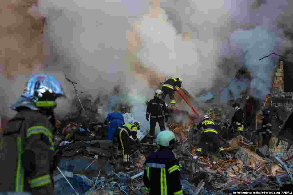 Shpëtimtarët kërkuan mes rrënojave të ndërtesave të banimit në Kiev për të mbijetuar pas sulmit të 28 gushtit.