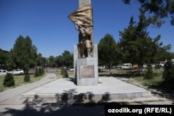 Angrenda sovet askariga qo‘yilgan haykal