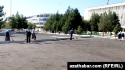 Коммунальщики Мары вениками подметают улицы и вручную моют дорожные покрытия. Туркменистан (Архивное фото) 