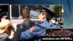Сотрудники полиции задержавают демонстрантов на площади Франции в Ереване, 18 апреля 2018 г.