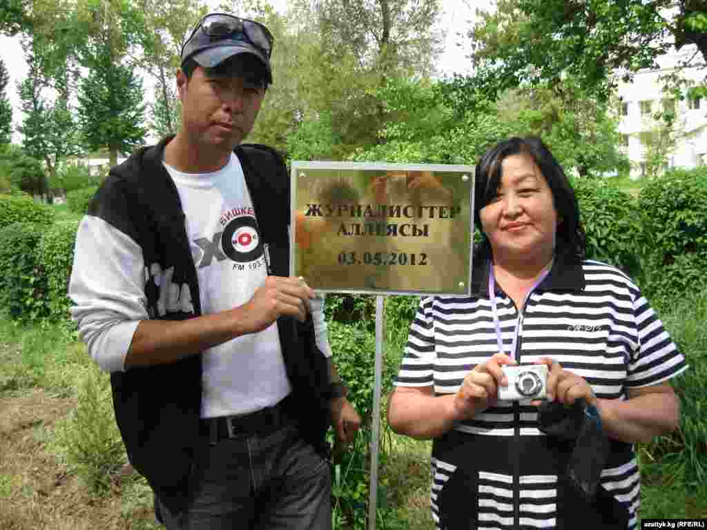 Сабыр Абдымомунов, радио "Ынтымак" и Жыпар Акунова, координатор ОО "Журналисты" в Оше.