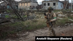 Украиналык аскер Донецк облусундагы Костантиновка шаарында Орусиянын соккусу тийген үйлөрдүн жанында баратат. 7-декабрь, 2025-жыл 
