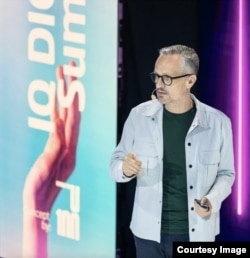 Dragoș Stanca, expert în social media și investitor în digital & tehnologie.