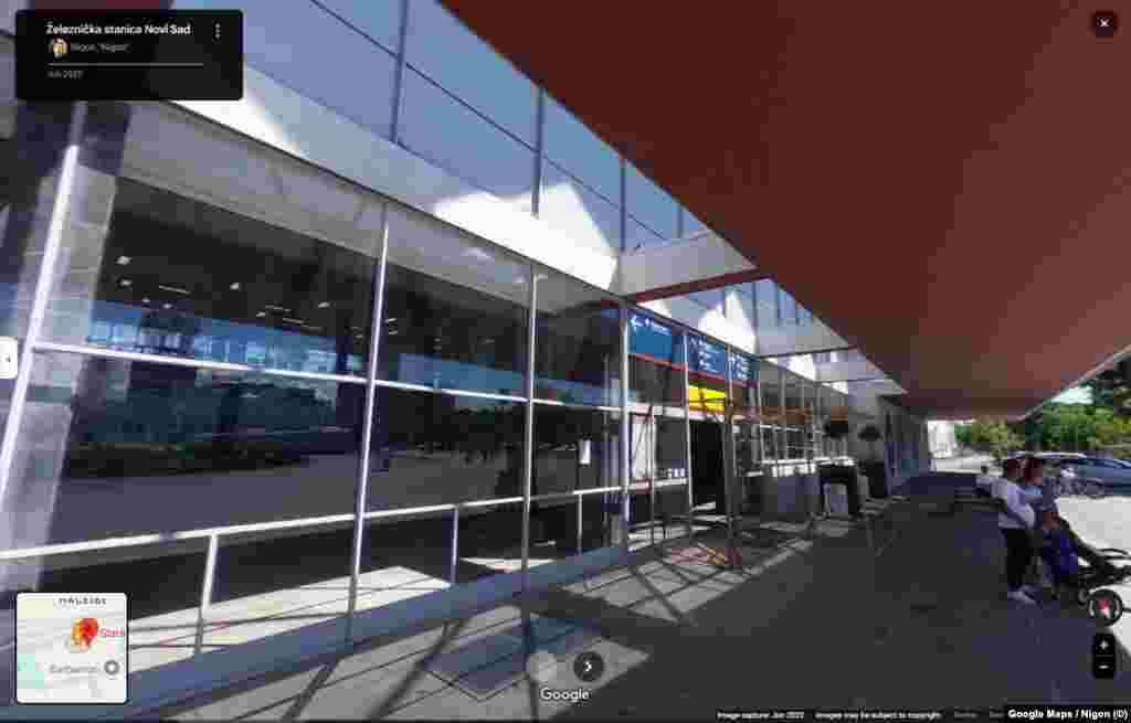 Ulaz na Železničku stanicu u Novom Sadu, jun 2022. godine, print screen sa Google Mapsa, korisnika "Nigon".