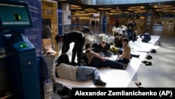 Мигранты в ожидании авиарейса в Таджикистан. Иллюстративное фото. 