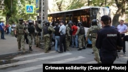 Rusiye FSB binası ögünde insanlar tutula. Aqmescit, 2021 senesi sentâbrniñ 4-ü