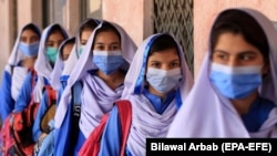 د پېښور د یو ښوونځي زده کوونکې - انځور له ارشیفه