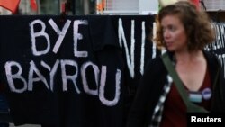 Oponenții premierului centrist François Bayrou au sărbătorit luni căderea guvernului în urma unui vot de neîncredere dat de parlament măsurilor de austeritate propuse de acesta 