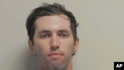 دوه ویشت کلن ټیلر رابنسن چې د چارلي کرک د وژنې په تور نیول شوی