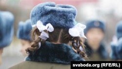 Школьніца на варце каля Вечнага агню, Менск, 6 лістапада 2015 году