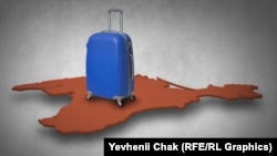 Крымский полуостров и дорожный чемодан на колесах. Коллаж