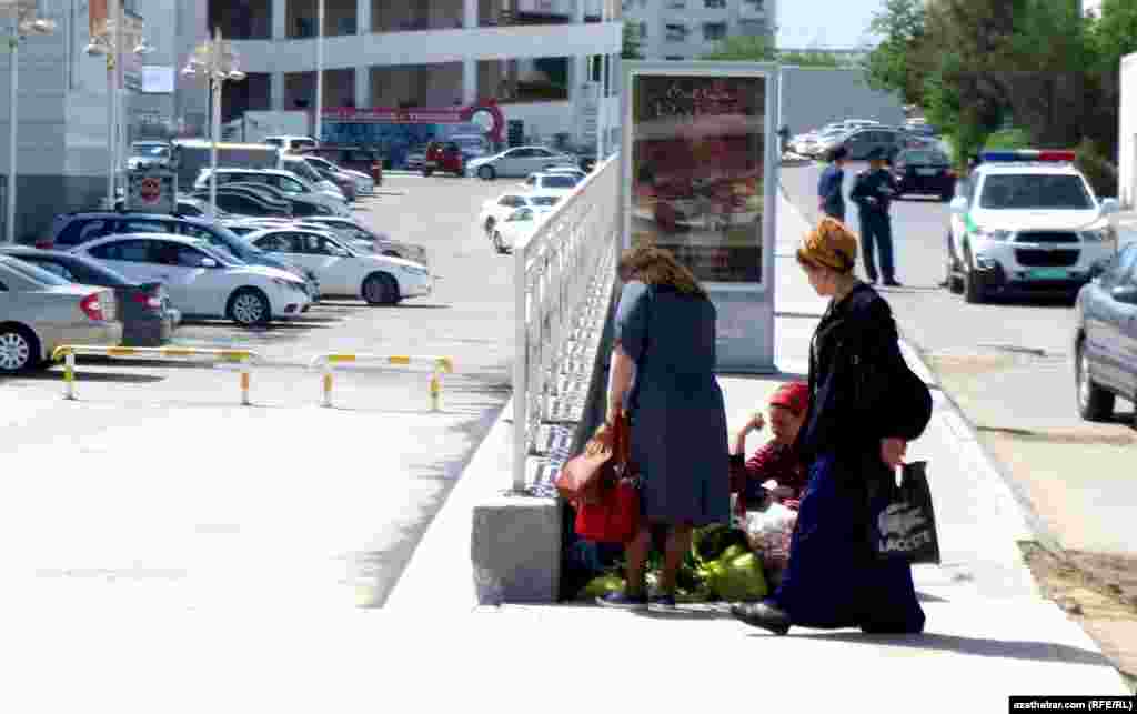 'Garaşsyzlygyň 15 ýyllygy' söwda merkeziniň golaýynda, köçede gök otlary satyp oturan zenanlar